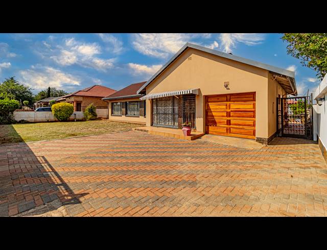 3 BEDROOM HOUSE FOR SALE IN LEONDALE